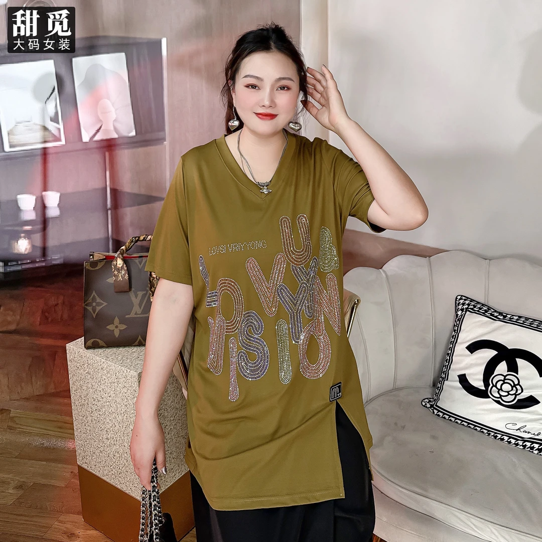 甜觅特大码女装2025夏装胖mm300斤精致字母烫钻宽松中长款V领T恤