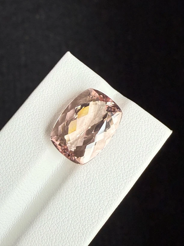 11.04ct天然摩根石裸石，颜色美艳，晶体通透，尺寸15.8*12*8.3mm