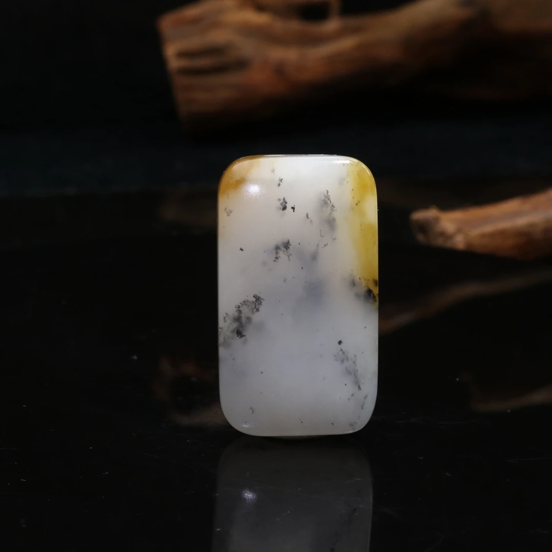 17和田玉楼兰三色青花籽无事牌/301327保利厦门拍卖