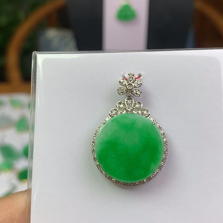 翡翠18K金镶嵌颈饰