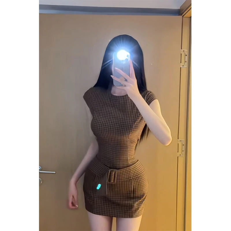 2025秋夏季新款韩系圆领复古气质时尚高级修身显瘦紧身包臀连衣裙