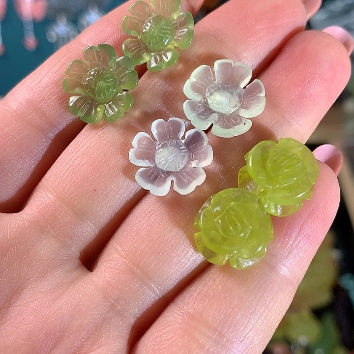 蛇纹石玉未镶嵌耳饰