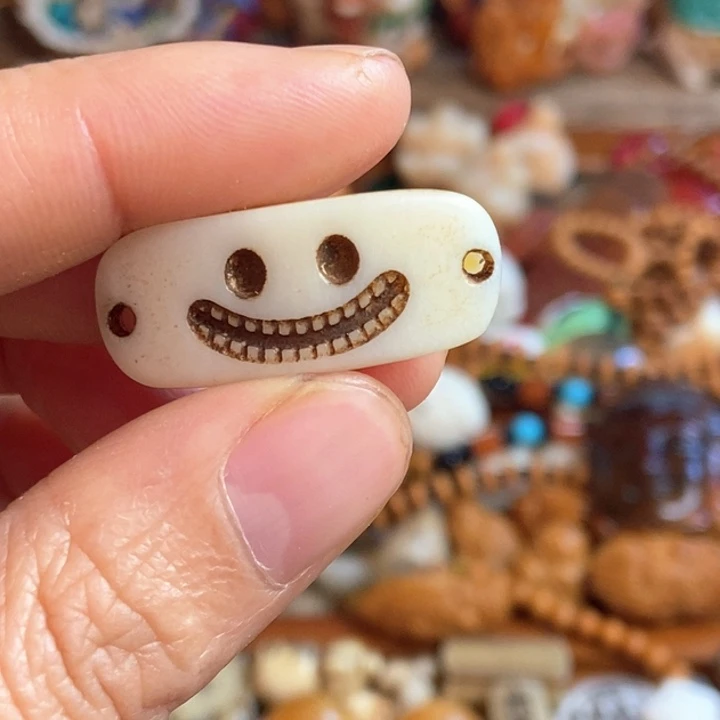 缘***言配饰驼骨雕刻笑脸一个