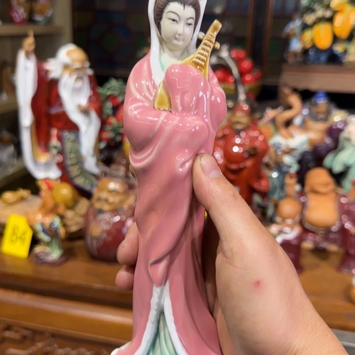 石湾公仔衬托盆景漂亮