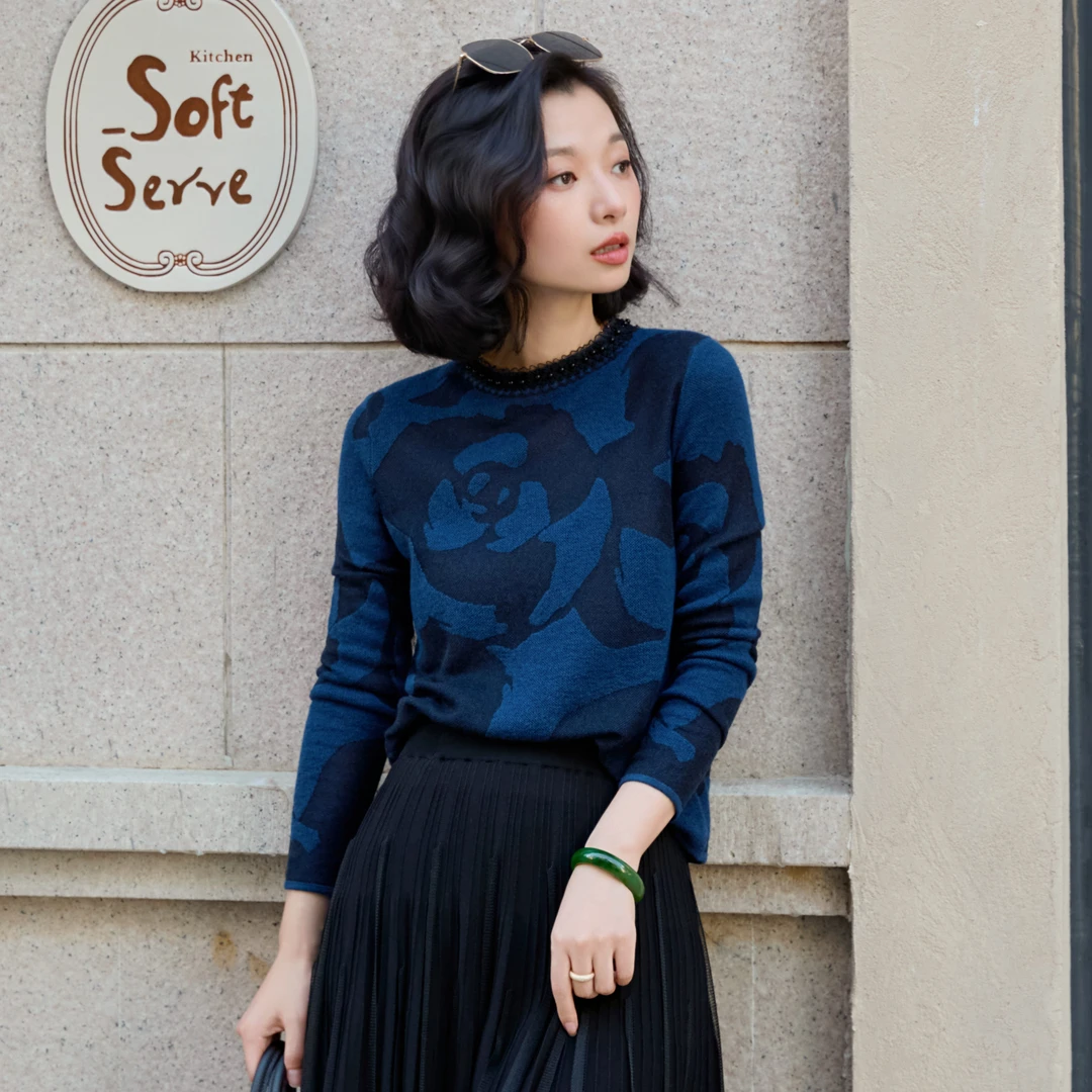 西子/【佛罗伦萨】羊毛钉珠时尚玫瑰提花蓝色针织衫/MSBH2224