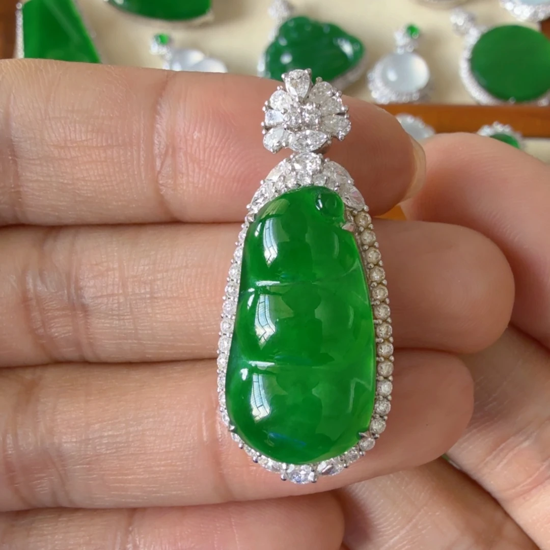 翡翠18K金镶嵌颈饰吊坠