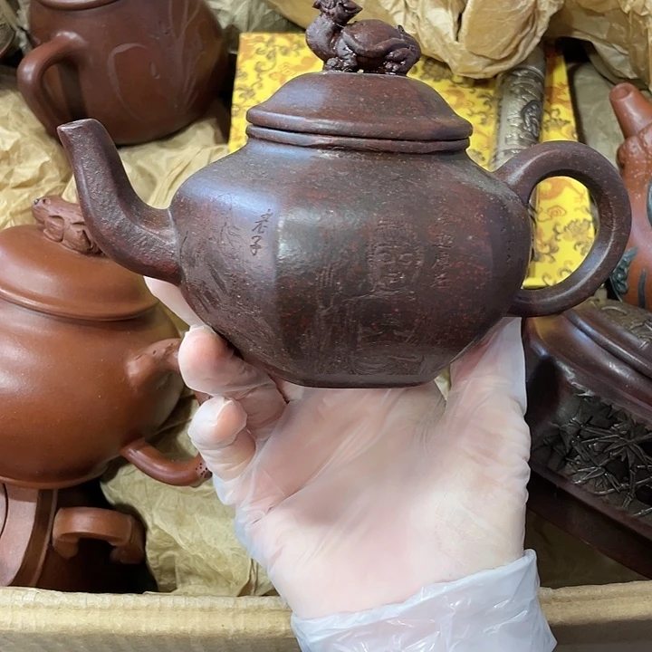 紫砂茶壶原矿泥料，手工制作的一把紫砂壶。