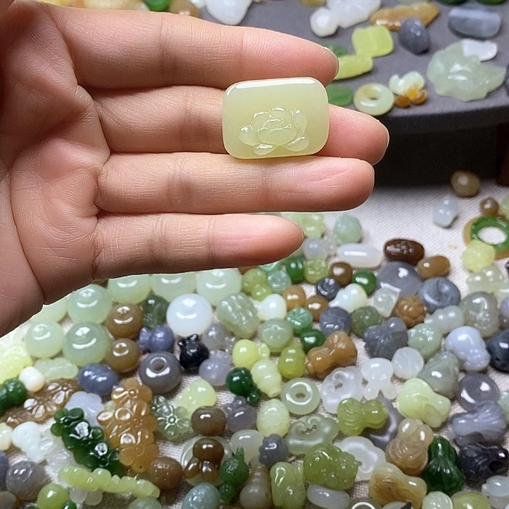 未镶嵌和田玉挂件莲花