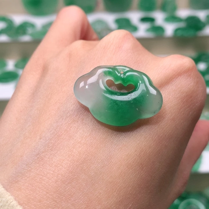 颈饰未镶嵌石英质玉