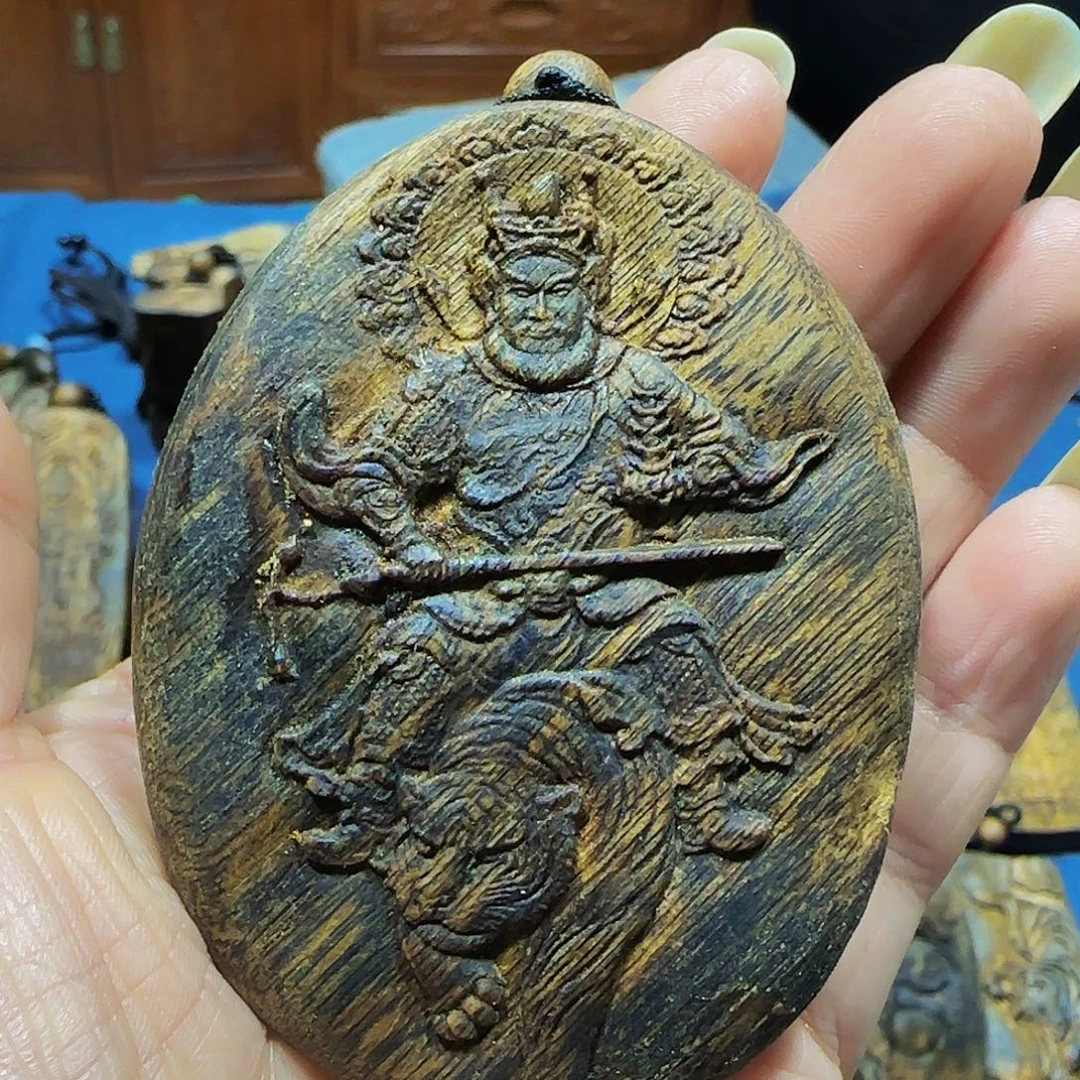 沉香碎屑沉香海南白奇乌身老料武财神带绳28克