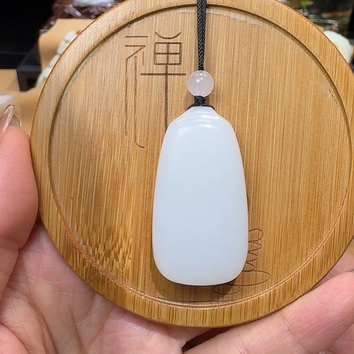 和田玉未镶嵌吊坠(赠链)