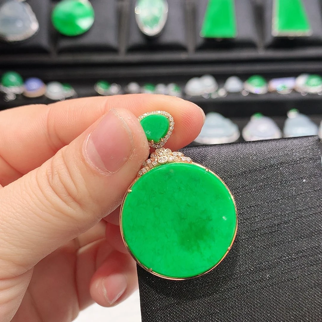 翡翠颈饰18K金镶嵌圆牌