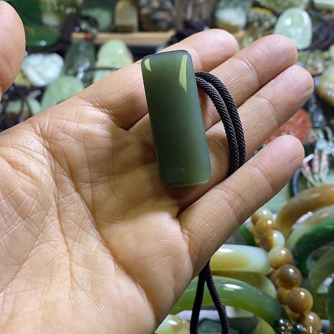 和田玉未镶嵌颈饰一个