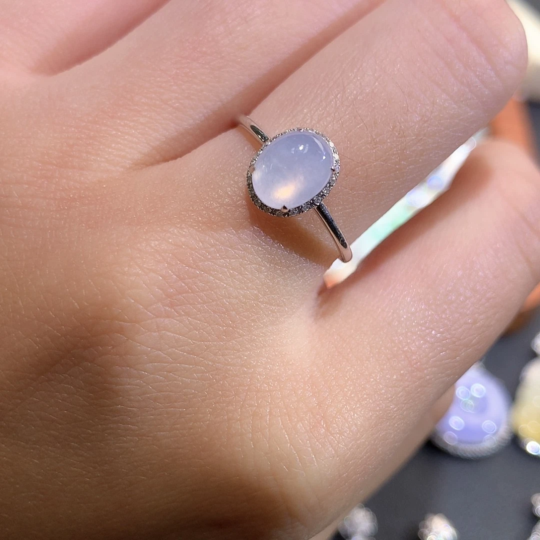 翡翠18K金镶嵌颈饰白月光蛋面