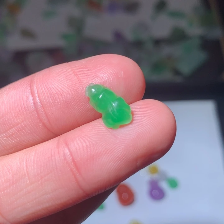 翡翠未镶嵌颈饰挂件