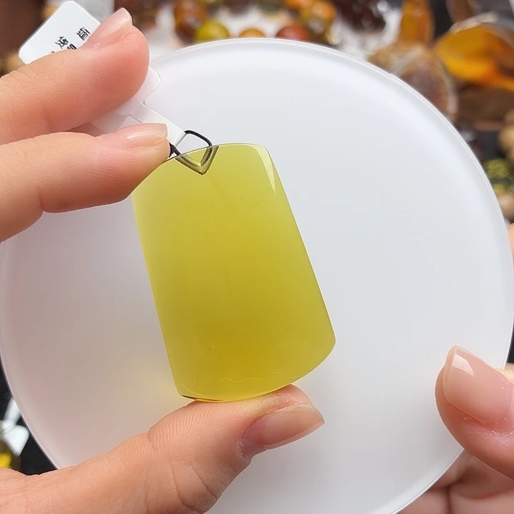 琥珀未镶嵌珠宝奇石玻璃底菠菜绿无事牌