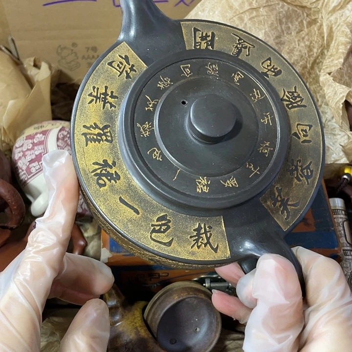 紫砂茶壶原矿泥料，手工制作的一把紫砂壶。