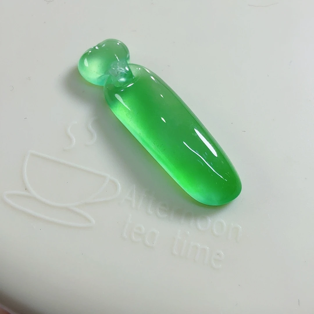 翡翠未镶嵌颈饰荧光绿瓜