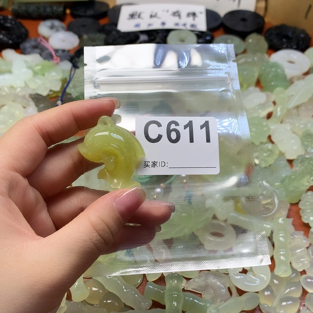 蛇纹石玉颈饰合金