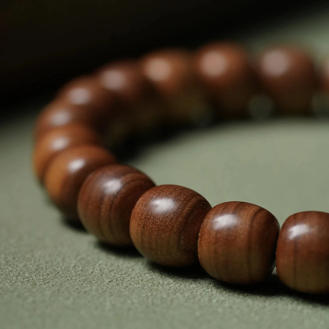 （百年虫漏）印度老山檀香醇厚老料极黑肉老型10×11单圈手串