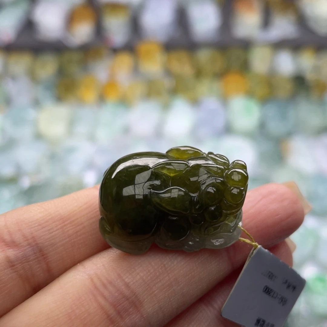 翡翠未镶嵌颈饰貔貅