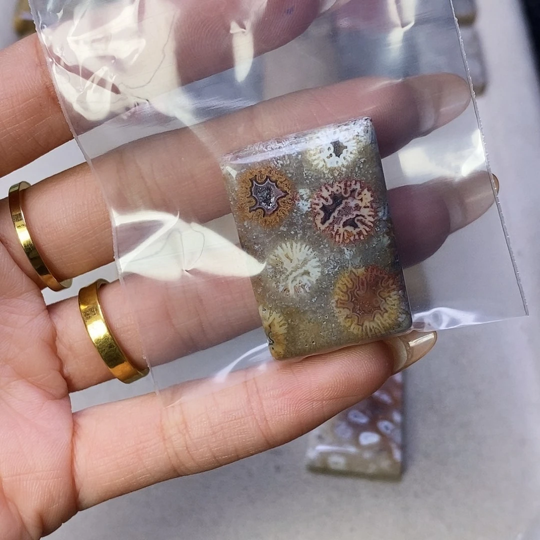 查罗石合金颈饰不**尔