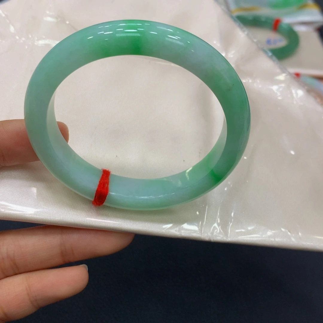 翡翠手镯未镶嵌翡翠