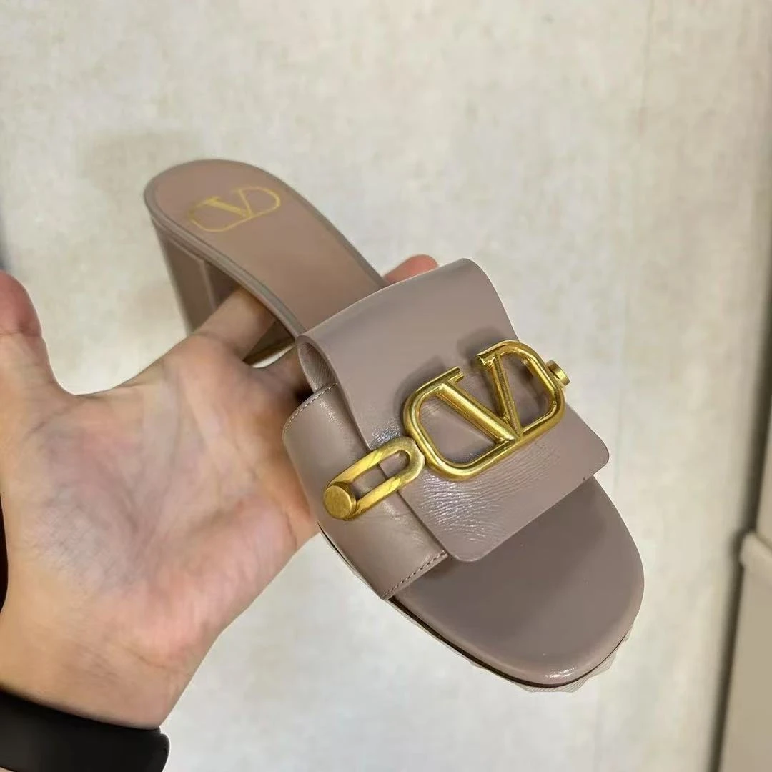 99新 Valentino/华伦天奴 华伦天奴裸色金扣粗跟凉拖36