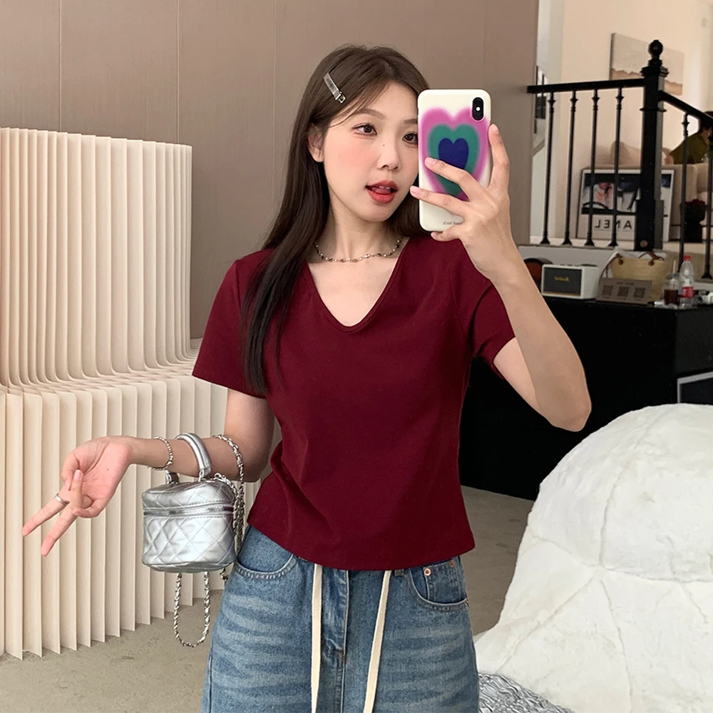 夏日多巴胺穿搭大码微胖mm新款爆款推荐V领短袖上衣显瘦短款t恤女