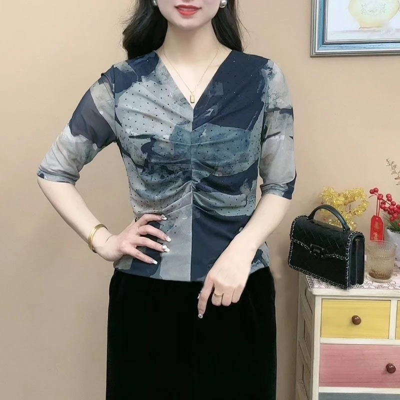 春夏新款时尚V领水墨风中袖上衣洋气减龄妈妈装百搭遮肚打底小衫