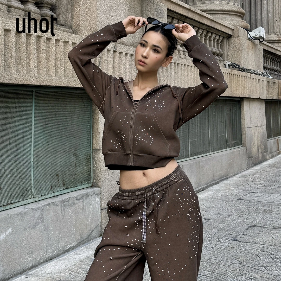 UHOT/诱货咖色不规则烫钻连帽卫衣女宽松做旧户外休闲 UWWA1N647M