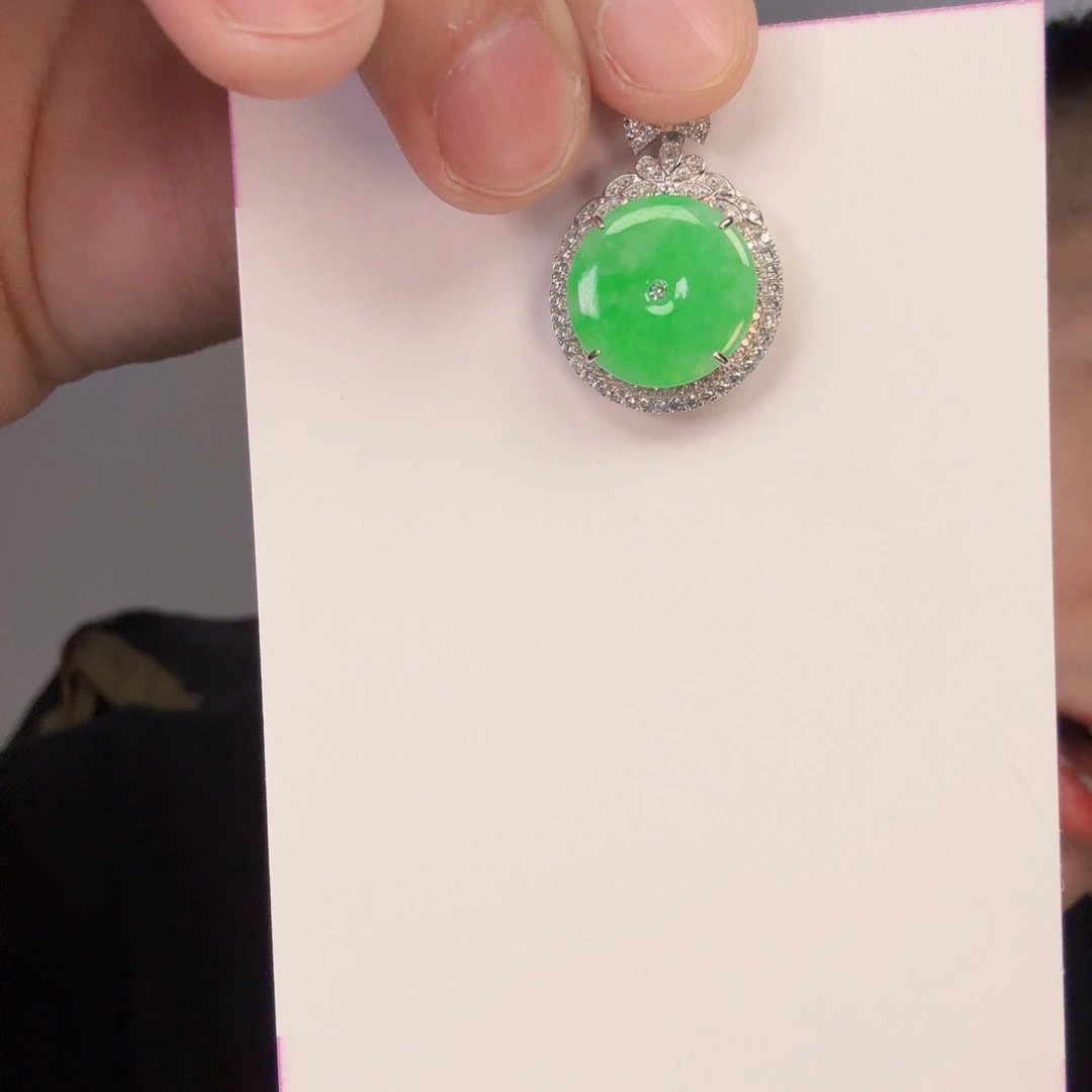 翡翠颈饰未镶嵌一件