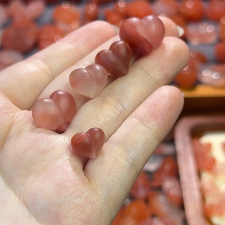 南红玛瑙未镶嵌牌子一组屁桃