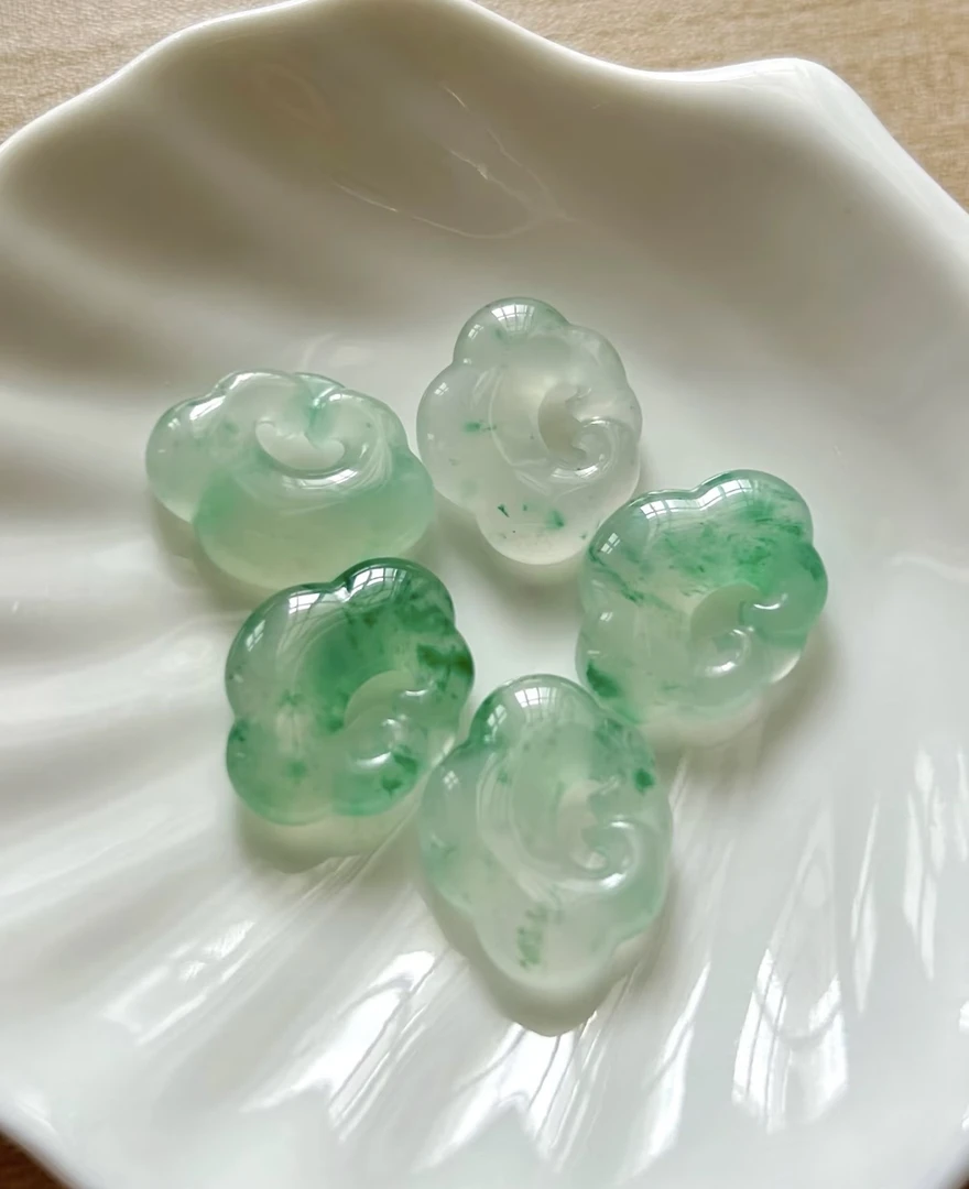 天然非洲翠祥云锁吊坠冰飘绿花天然玉石独龙玉时尚气质精美款挂坠