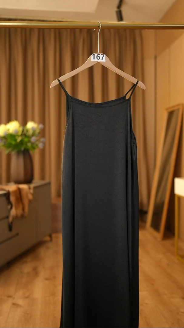 大码女2025新款气质时尚吊带连衣裙女夏内搭打底黑色背心长裙167