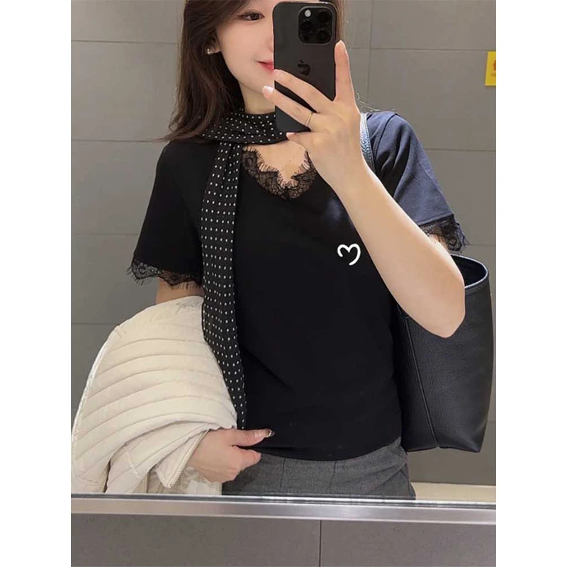 2025夏季时尚宽松显瘦V领正肩小众别致蕾丝花边拼接短袖黑色上衣