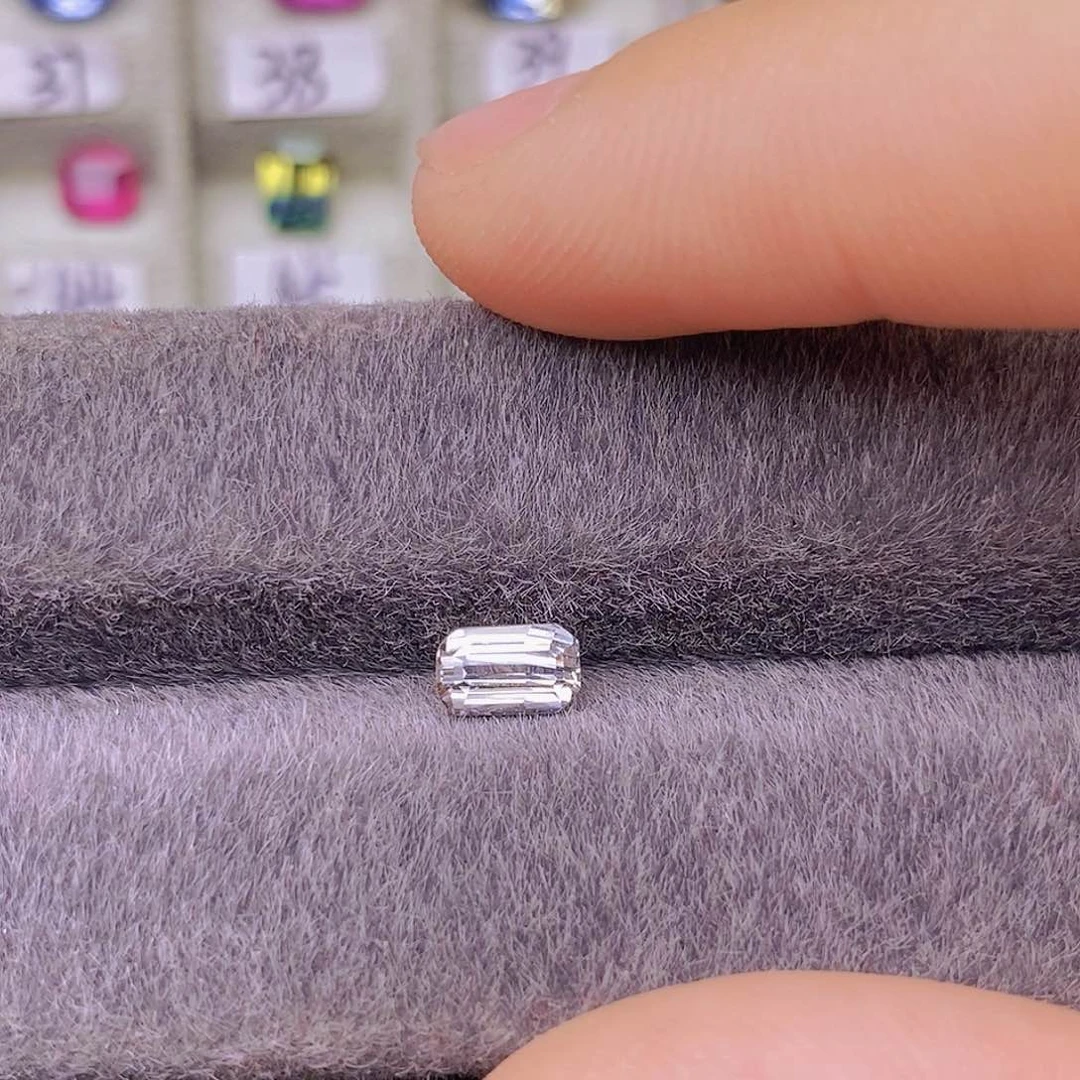 裸石蓝宝石无烧白蓝宝晶莹剔透明亮0.83ct/2767号