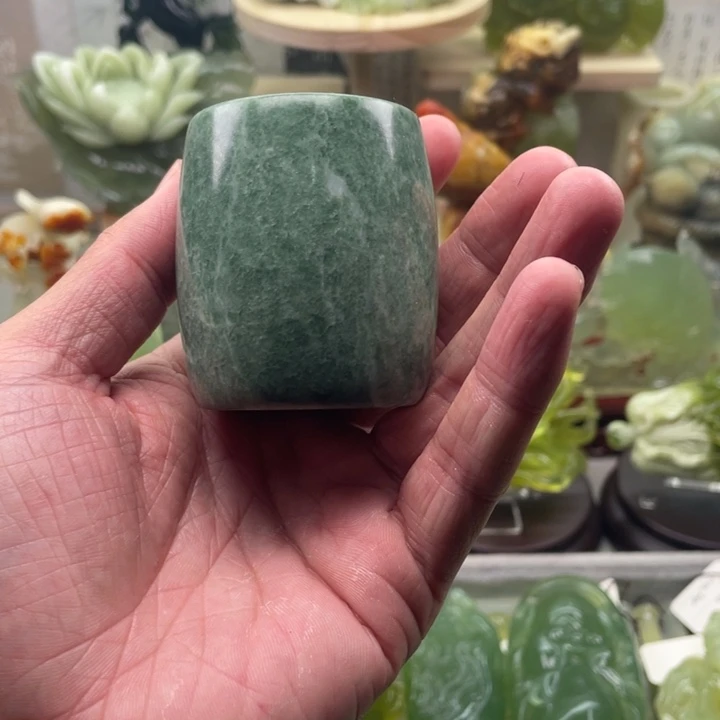 蛇纹石玉未镶嵌四大名玉杯子