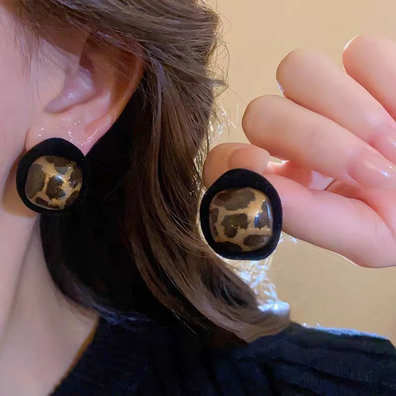 黑色植绒豹纹耳钉轻奢高级感气质大气耳环新款爆款秋冬百搭耳饰女