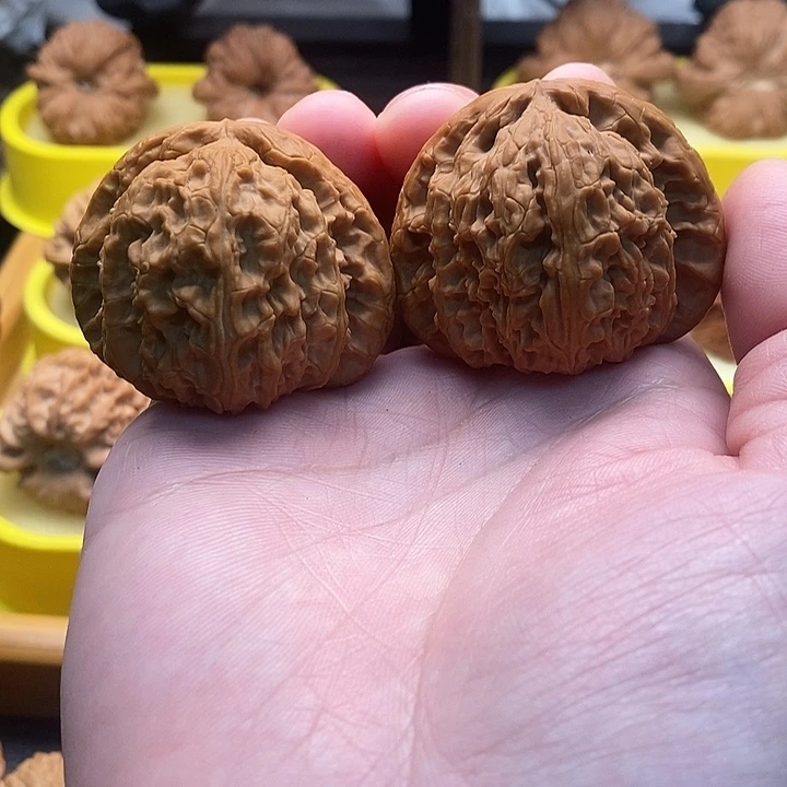 文玩核桃吊坠白狮子