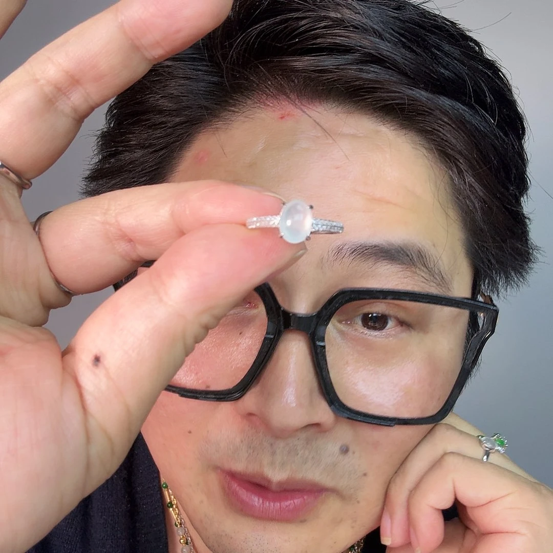 翡翠未镶嵌颈饰一件