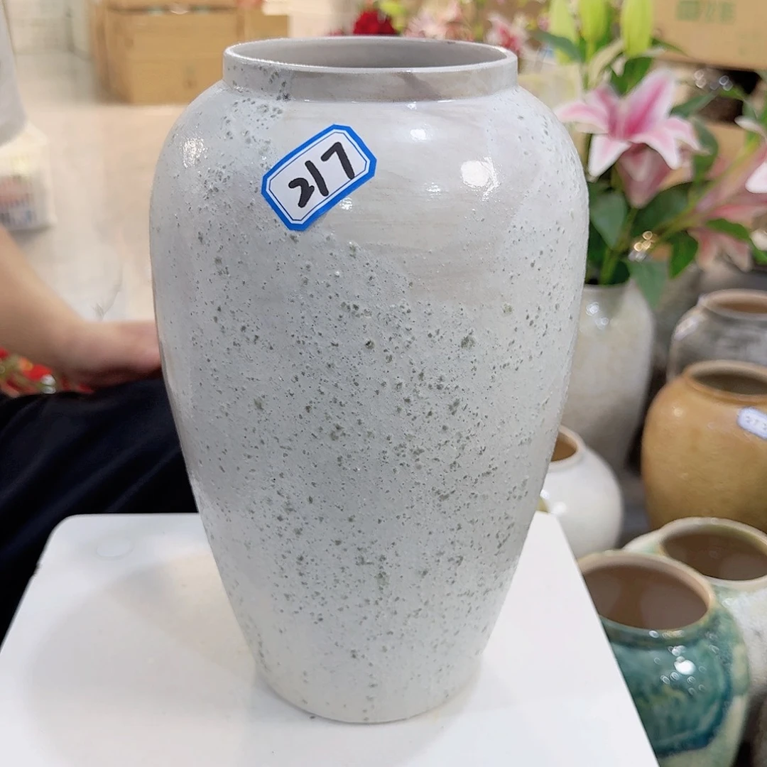 217号陶瓷高29厘米微瑕一个