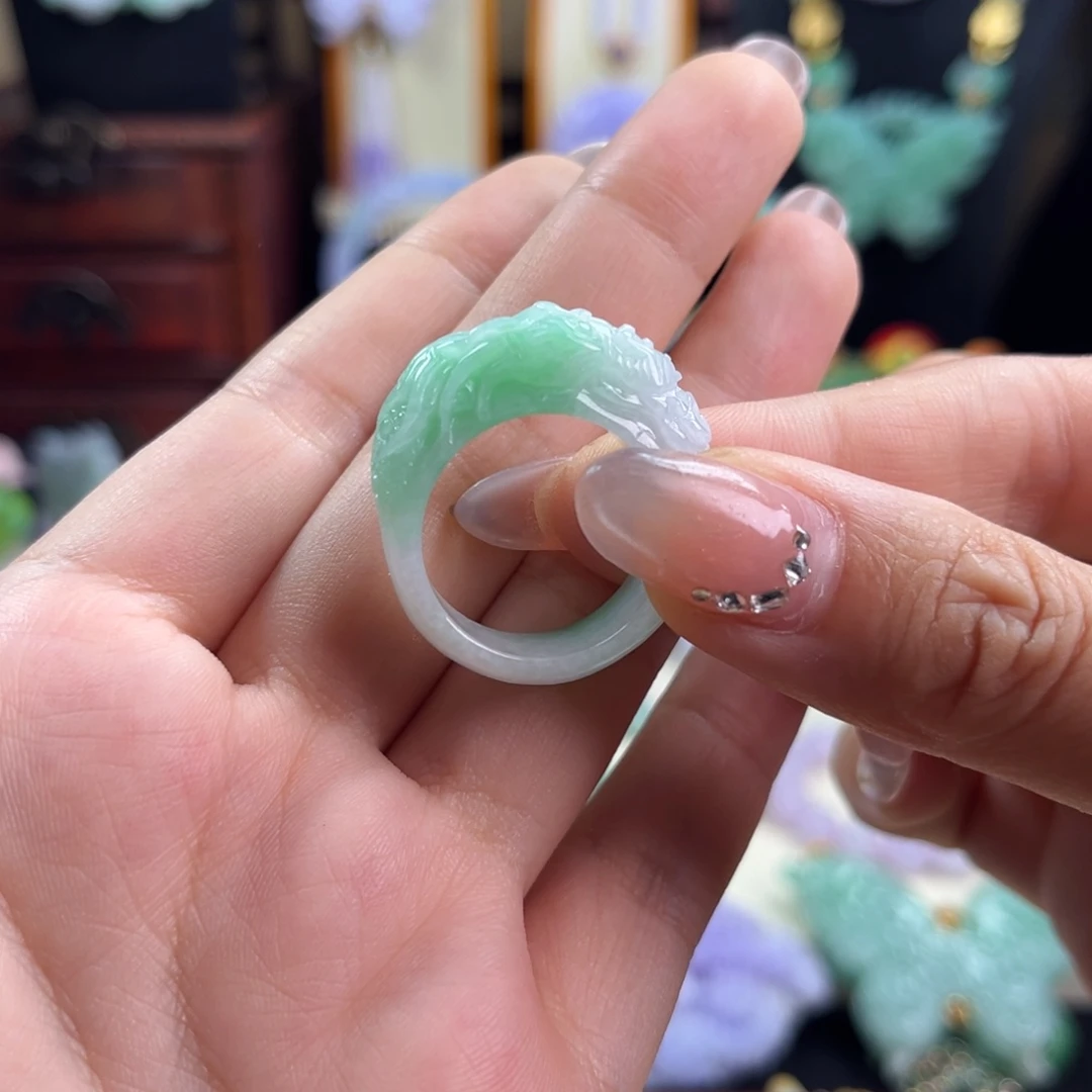 翡翠未镶嵌颈饰白底青扳指