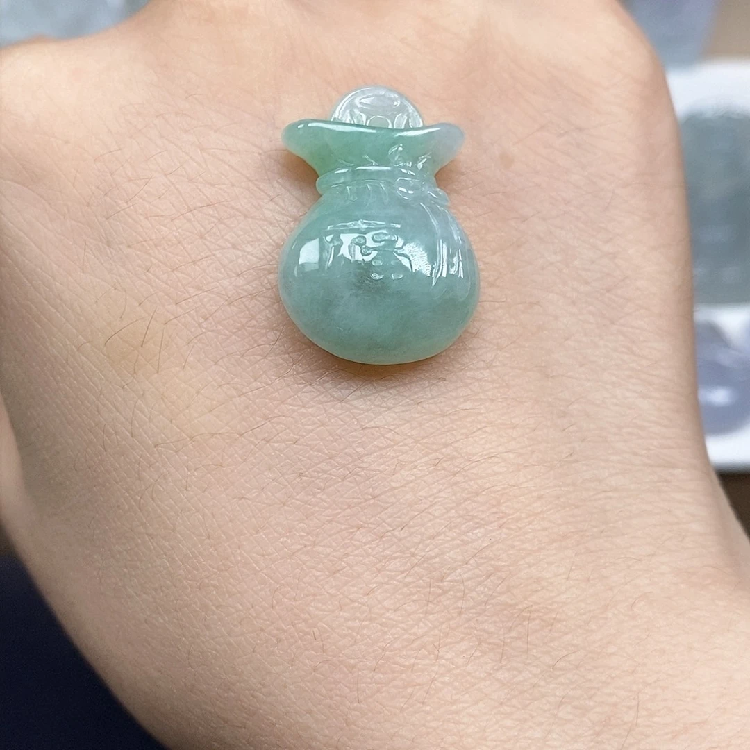 翡翠未镶嵌颈饰胖**?翡翠