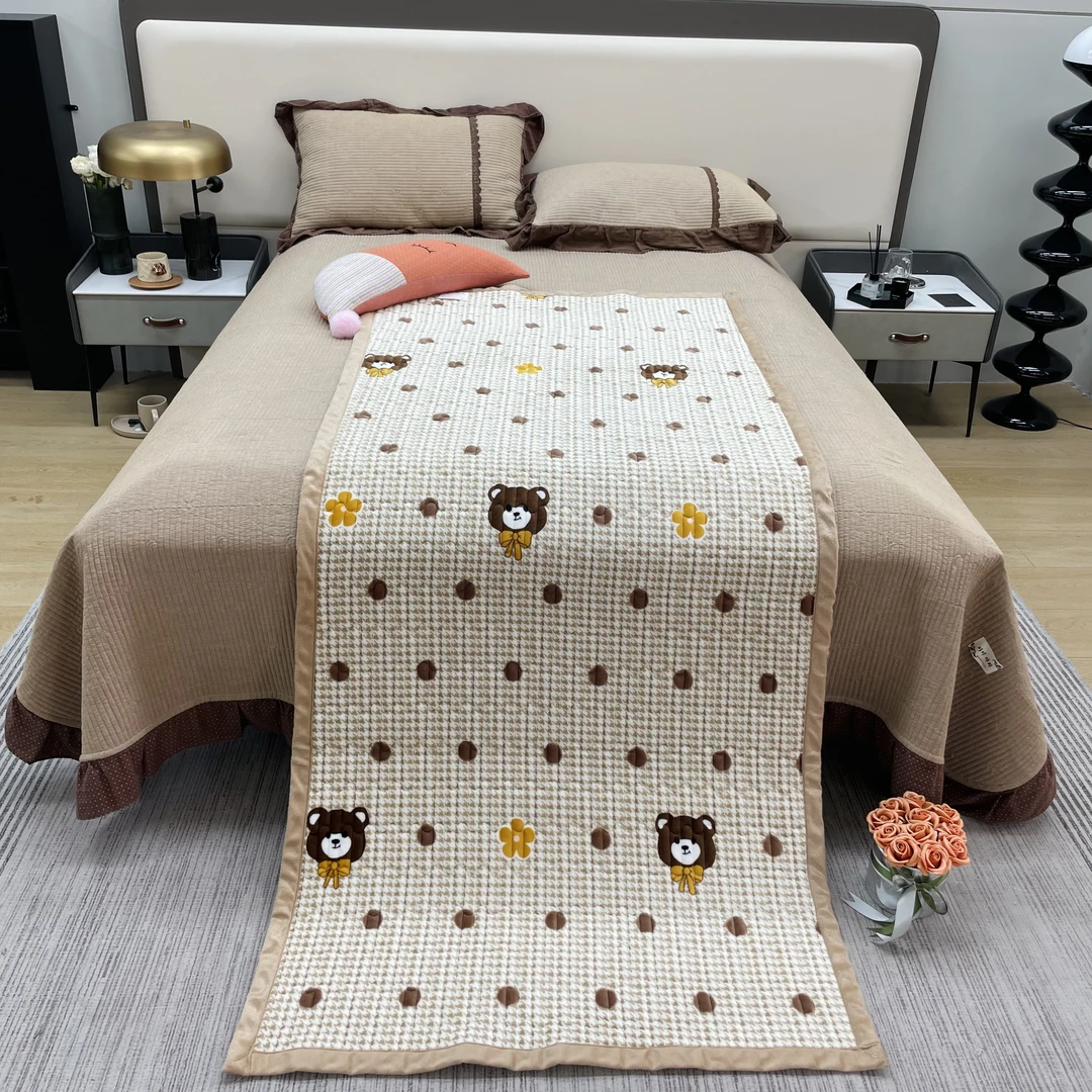 四季通用床盖2025款牛奶绒学生宿舍床盖直播加绒三层加厚防滑