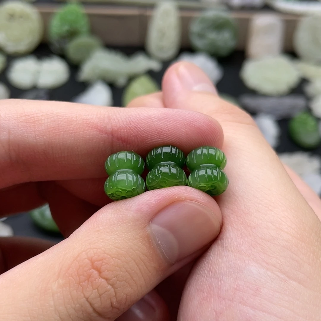 【闪购商品】颈饰未镶嵌和田玉艳*?