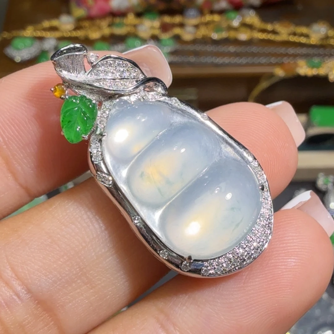 颈饰18K金镶嵌翡翠