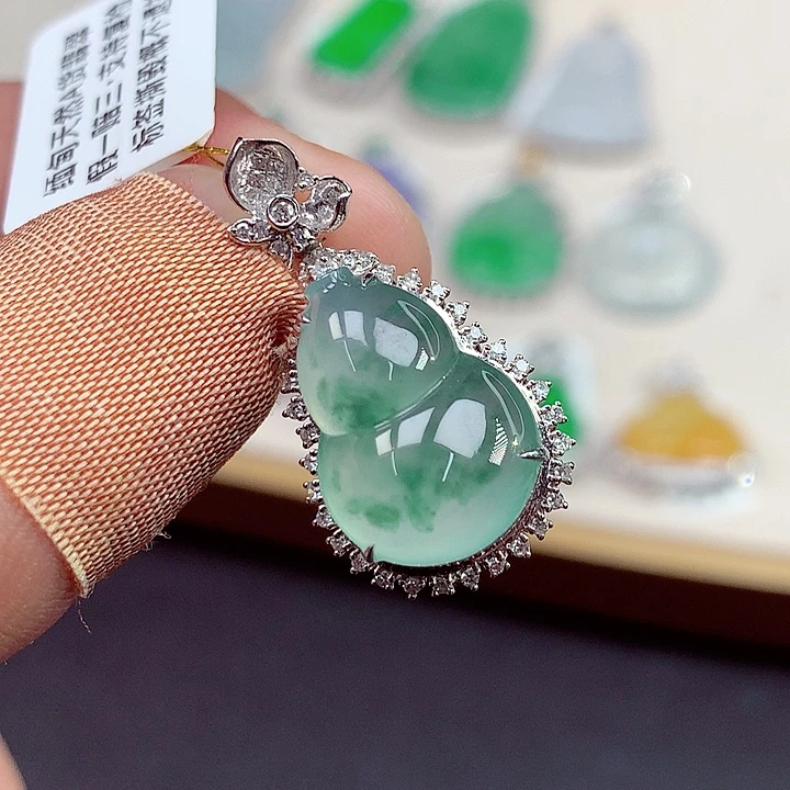 翡翠18K金镶嵌颈饰