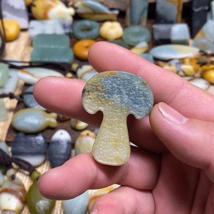蛇纹石玉未镶嵌颈饰