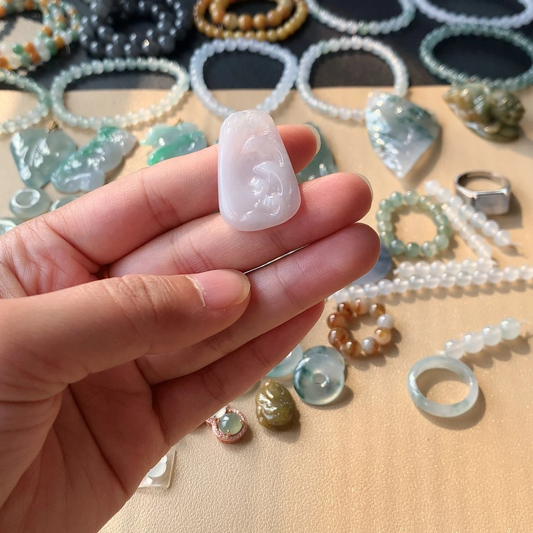 翡翠未镶嵌颈饰海豚